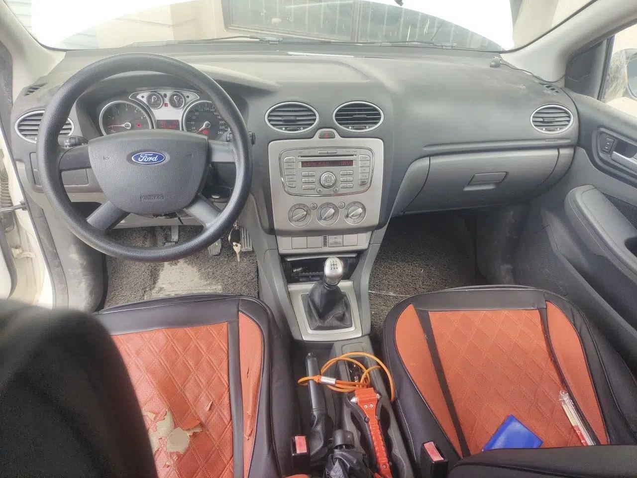 Ford Focus 2013 Hatchback Classic 1.8L Manual Base Model — миниатюра 9
