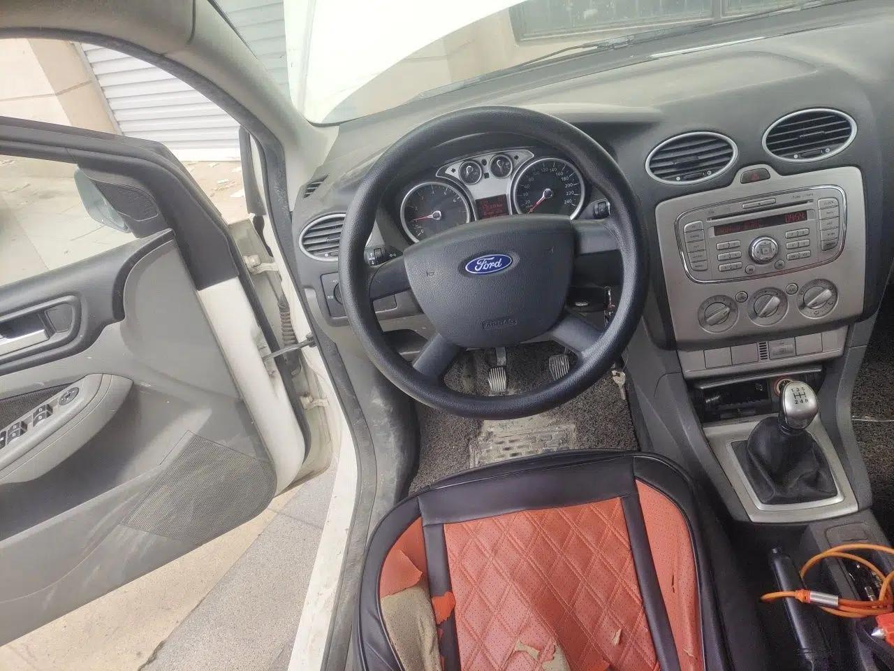 Ford Focus 2013 Hatchback Classic 1.8L Manual Base Model — миниатюра 10
