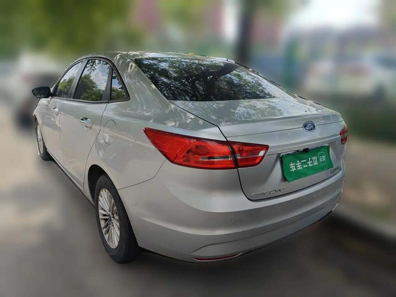 Ford Escort 2015 1.5L Manual Comfort Model — миниатюра 4