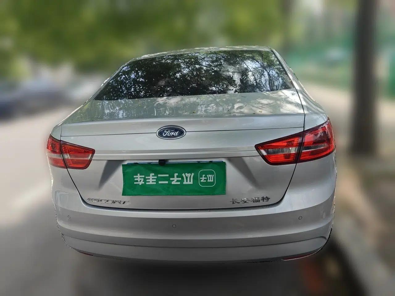 Ford Escort 2015 1.5L Manual Comfort Model — миниатюра 5