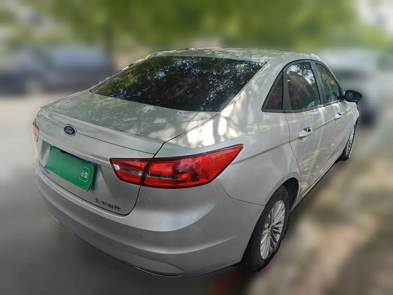 Ford Escort 2015 1.5L Manual Comfort Model — миниатюра 6