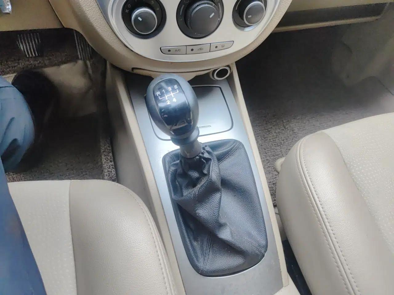 Buick Excelle 2013 1.5L Manual Classic Model — миниатюра 14
