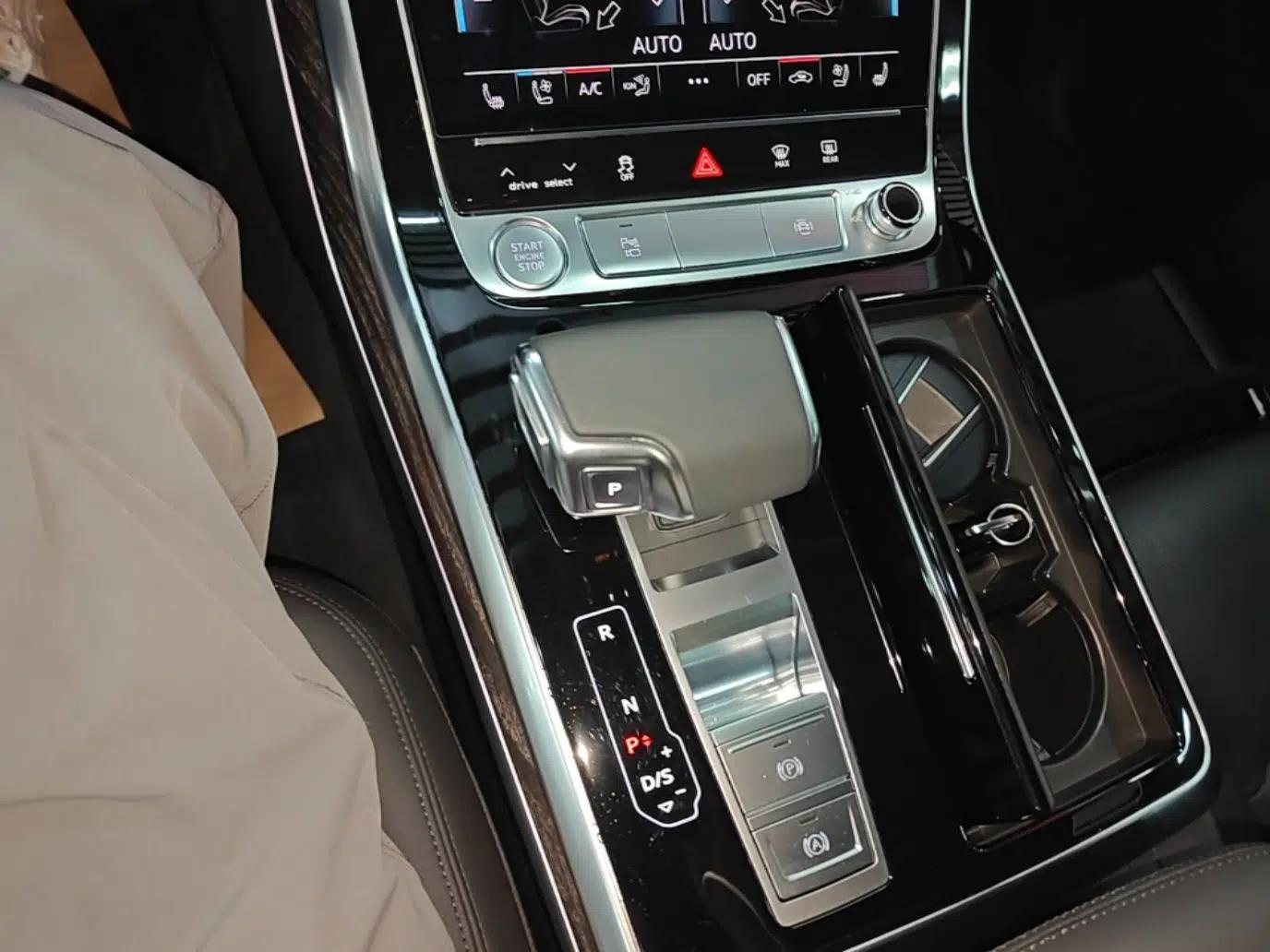 Audi Q7 2020 55 TFSI quattro S line sports model — миниатюра 16