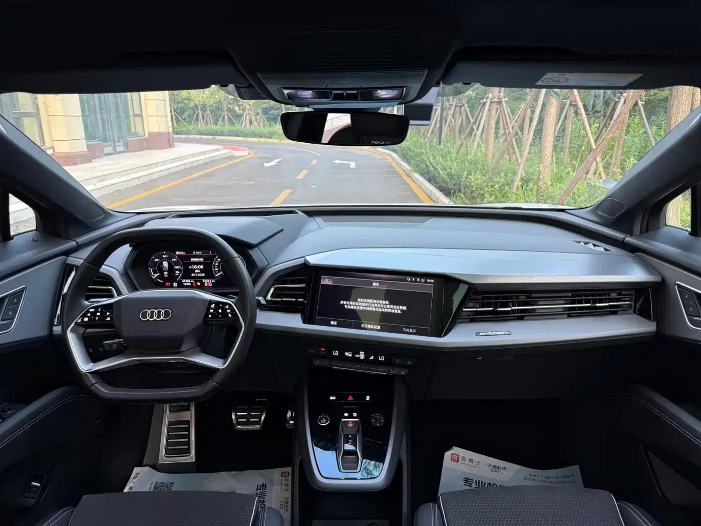 Audi Q5 e-tron 2022 Model 40 e-tron Star Edition Mech Suit — миниатюра 4