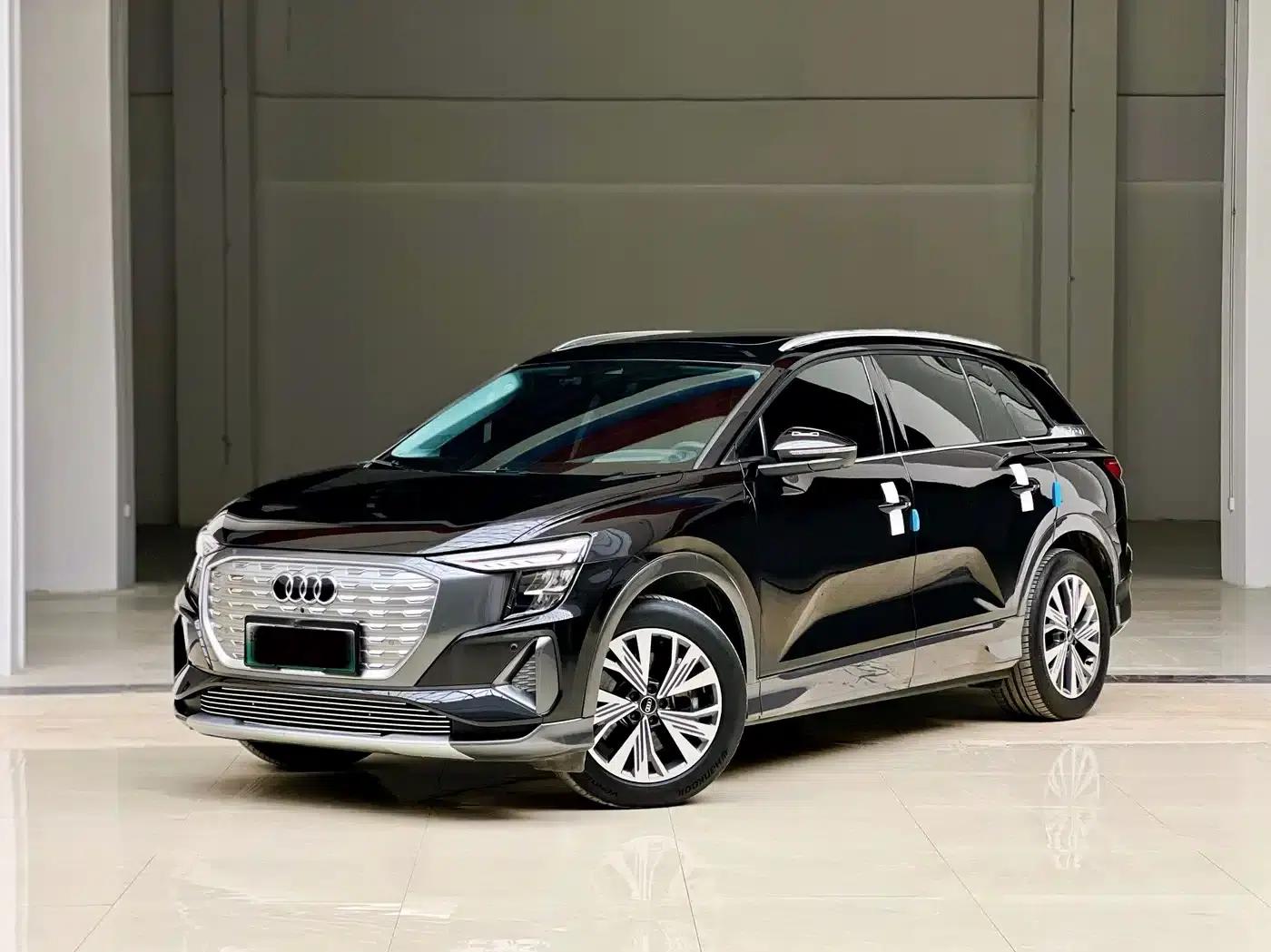 Audi Q5 e-tron 2023 Model 40 e-tron Star Edition - Fashion Set — миниатюра 1