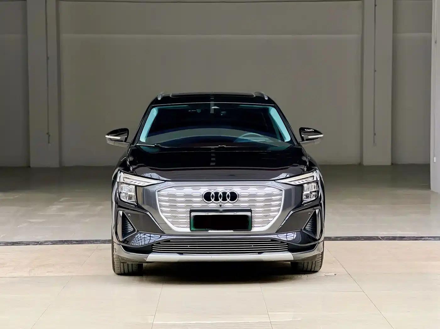 Audi Q5 e-tron 2023 Model 40 e-tron Star Edition - Fashion Set — миниатюра 2