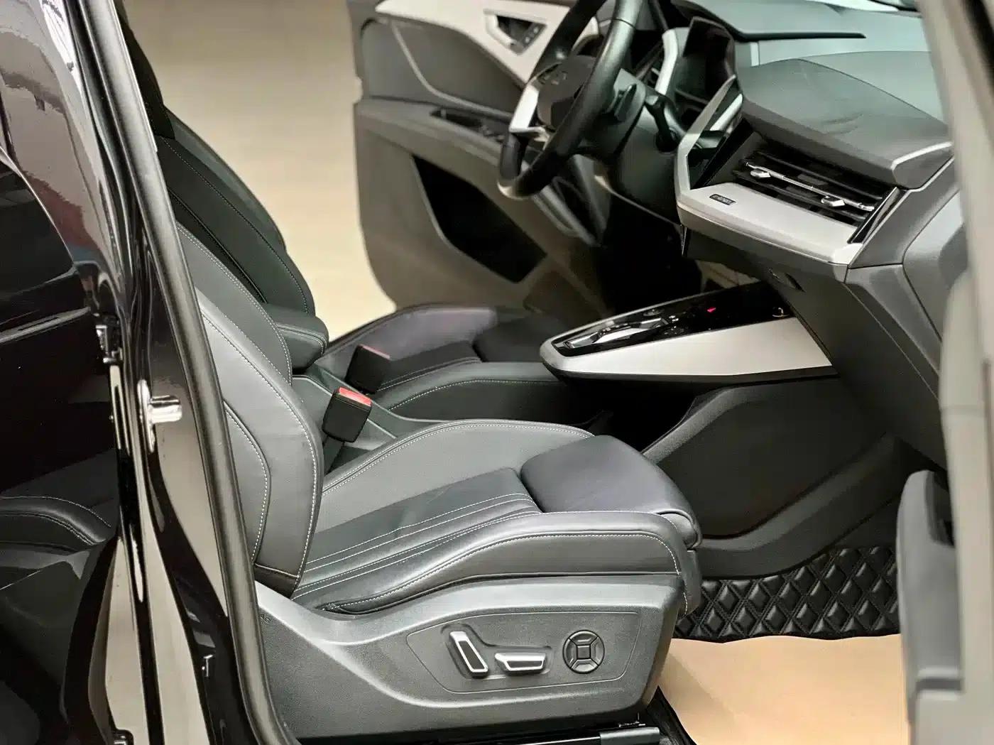 Audi Q5 e-tron 2023 Model 40 e-tron Star Edition - Fashion Set — миниатюра 16