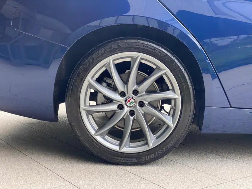 Alfa Romeo Giulia 2017 2.0T 200HP Luxury Edition — миниатюра 13