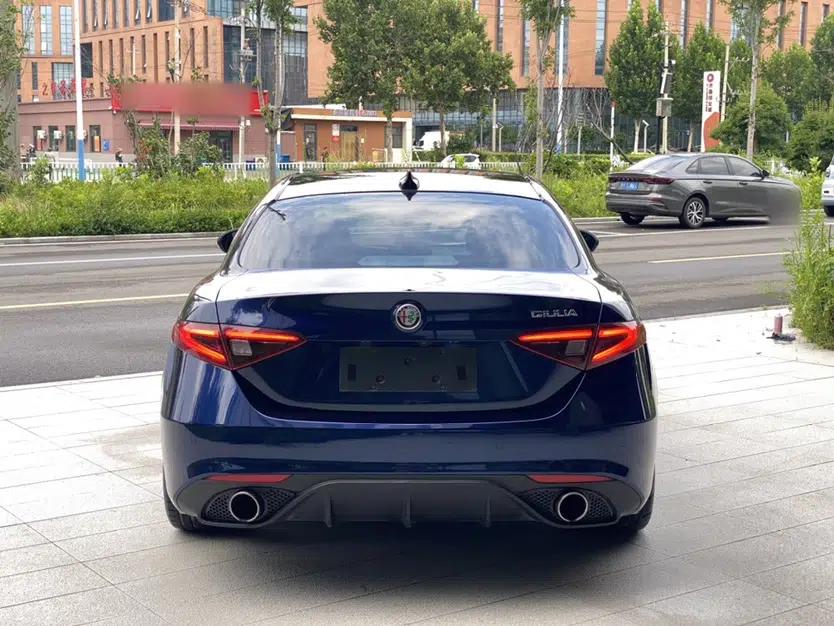 Alfa Romeo Giulia 2017 2.0T 200HP Luxury Edition — миниатюра 15