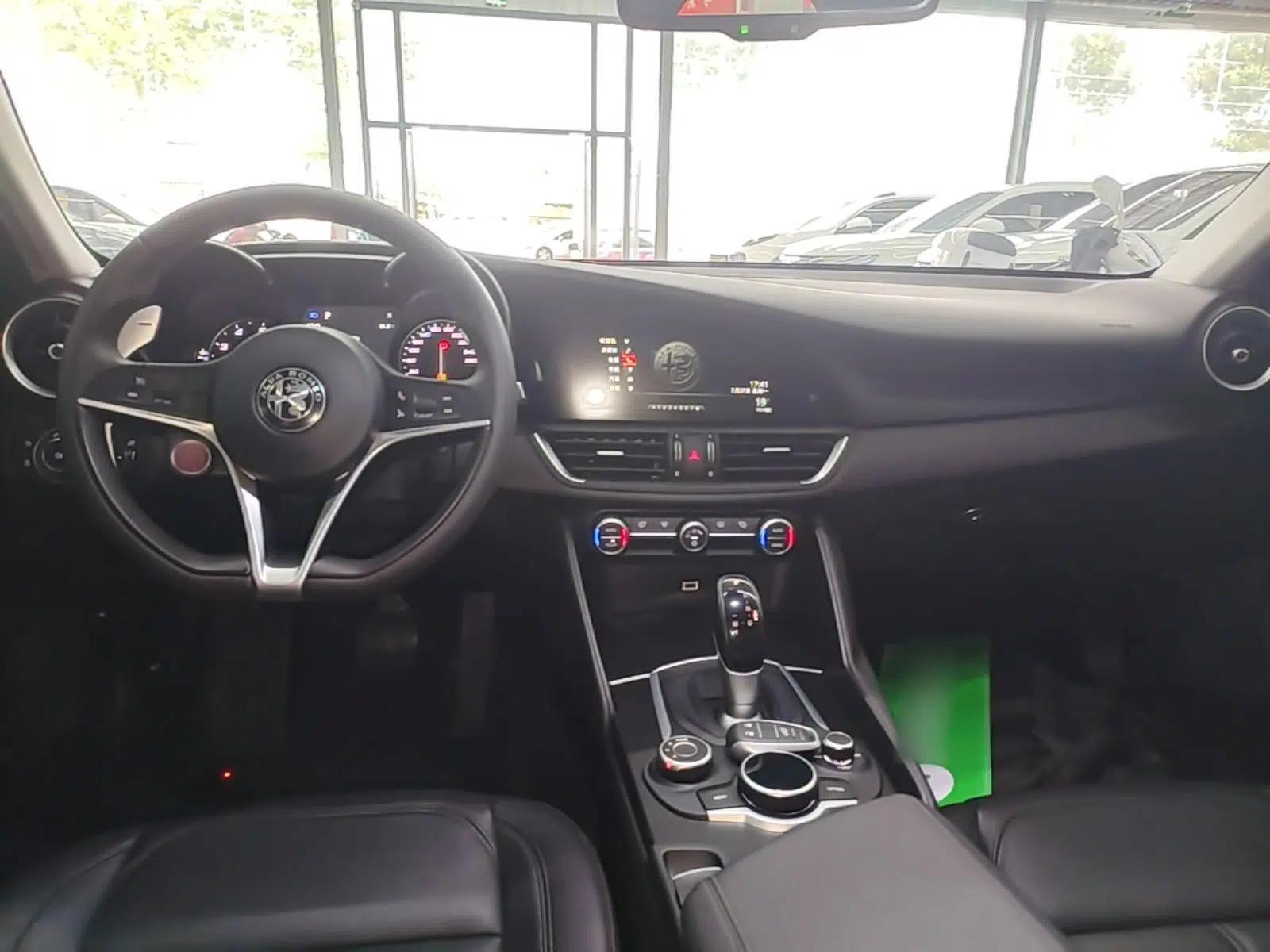 Alfa Romeo Giulia 2017 2.0T 200HP Luxury Edition — миниатюра 20