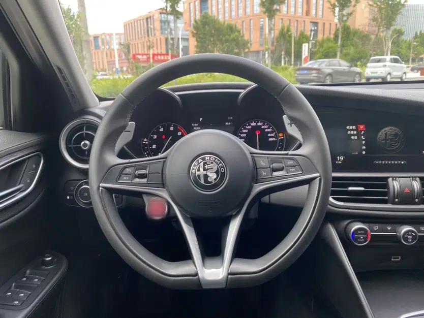 Alfa Romeo Giulia 2017 2.0T 200HP Luxury Edition — миниатюра 21