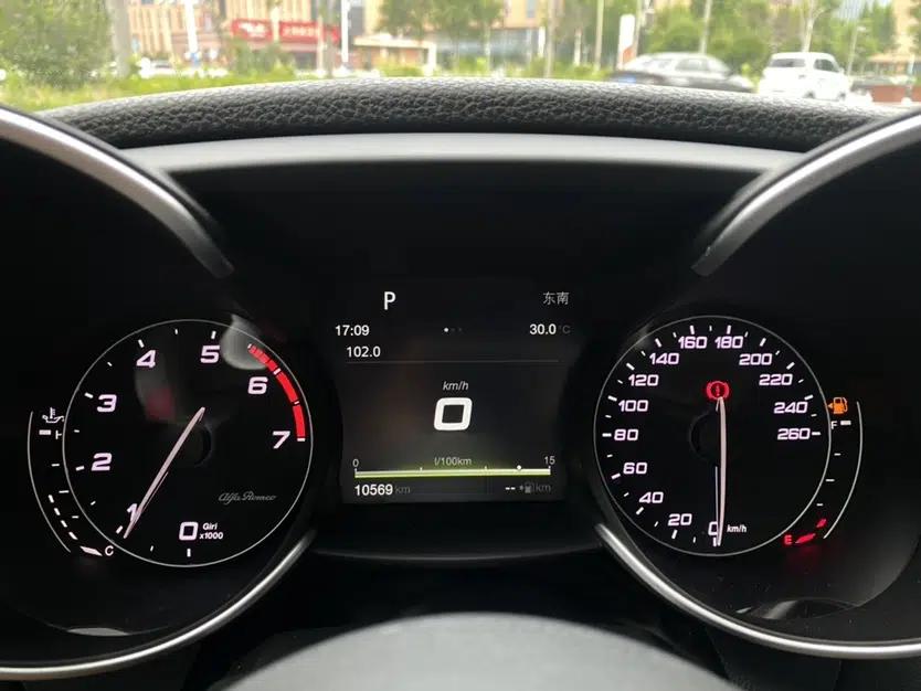 Alfa Romeo Giulia 2017 2.0T 200HP Luxury Edition — миниатюра 22