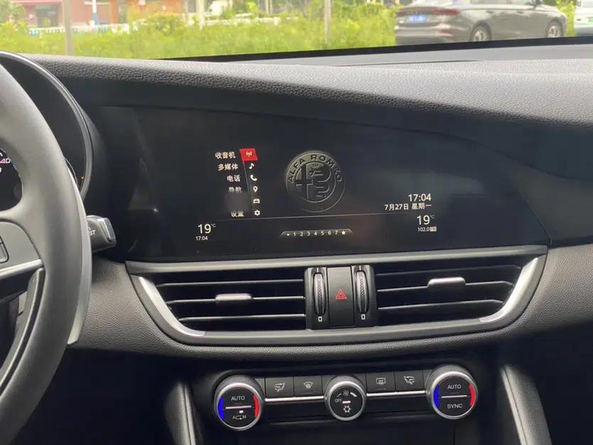 Alfa Romeo Giulia 2017 2.0T 200HP Luxury Edition — миниатюра 23
