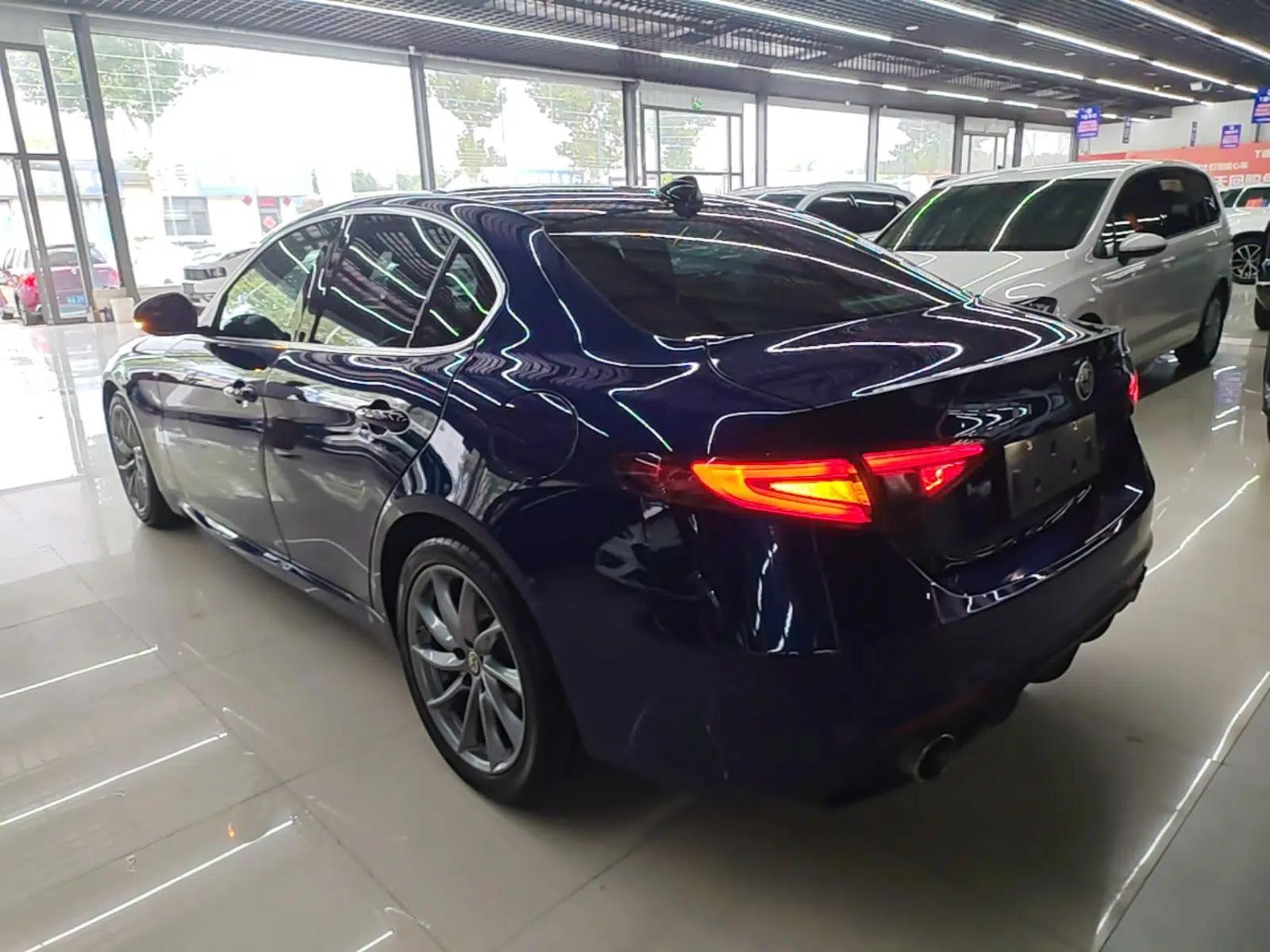 Alfa Romeo Giulia 2017 2.0T 200HP Luxury Edition — миниатюра 4