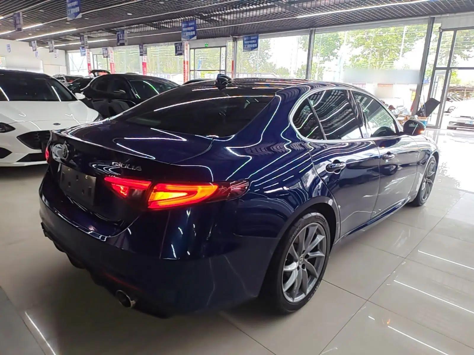 Alfa Romeo Giulia 2017 2.0T 200HP Luxury Edition — миниатюра 6
