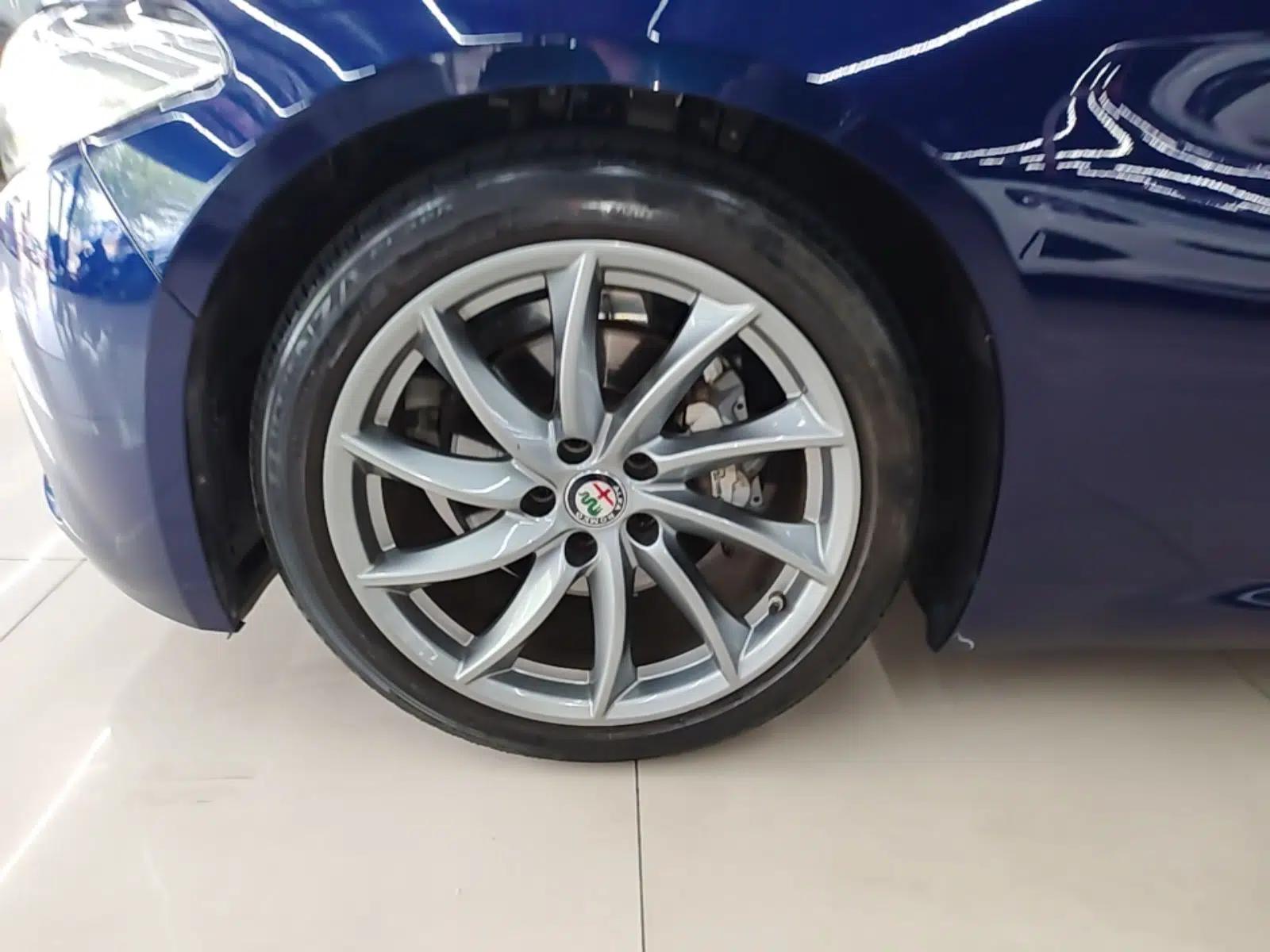 Alfa Romeo Giulia 2017 2.0T 200HP Luxury Edition — миниатюра 10
