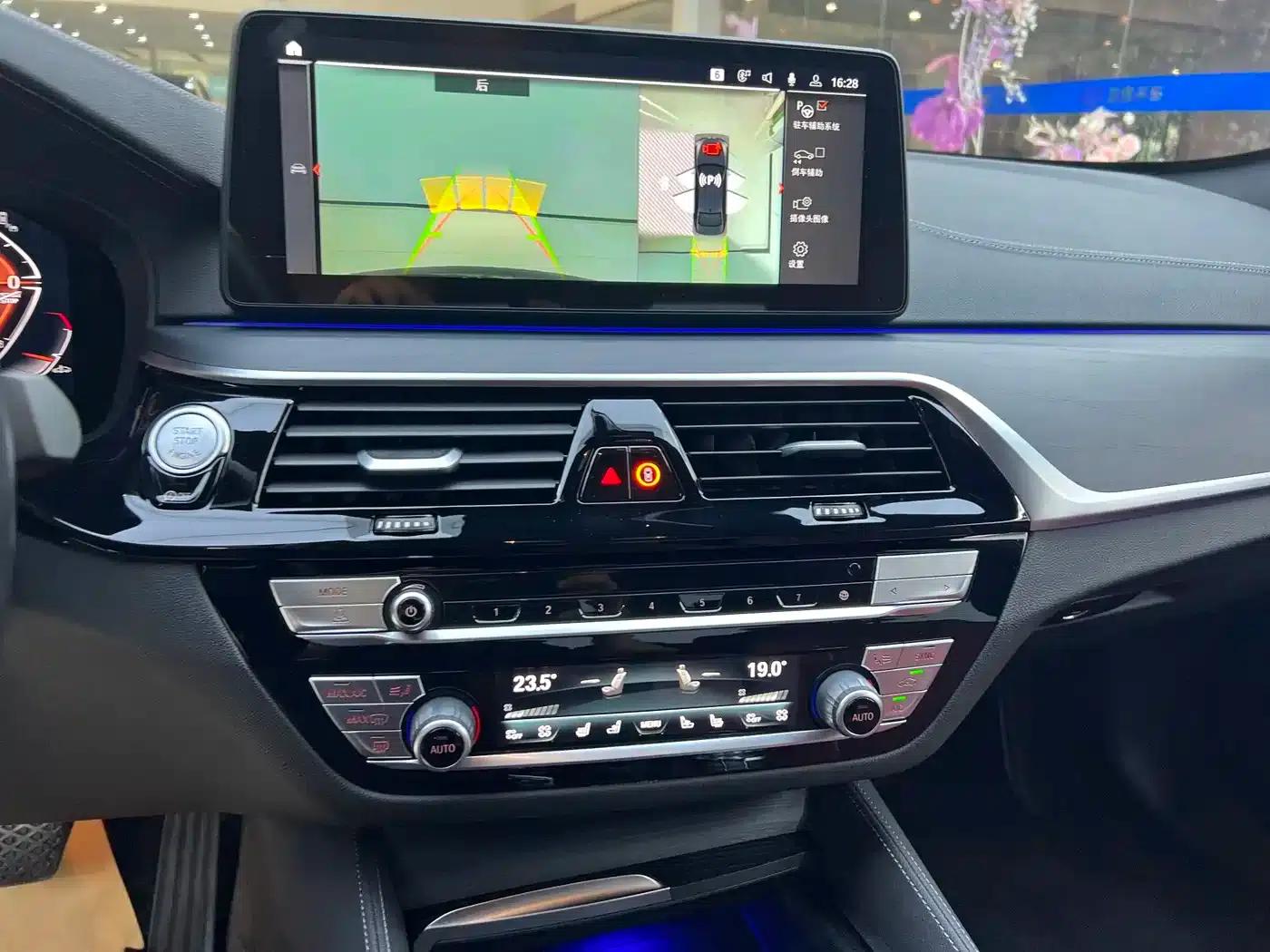 2023 BMW 5 Series 530Li Luxury M Sport Package — миниатюра 12