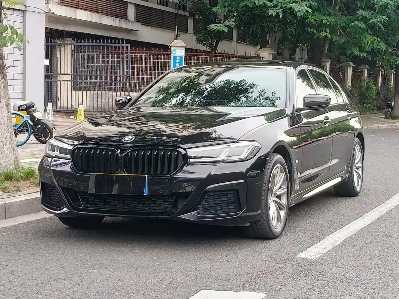 2022 BMW 5 Series 525Li M Sport Package — миниатюра 1