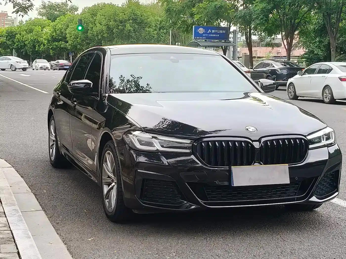 2022 BMW 5 Series 525Li M Sport Package — миниатюра 3