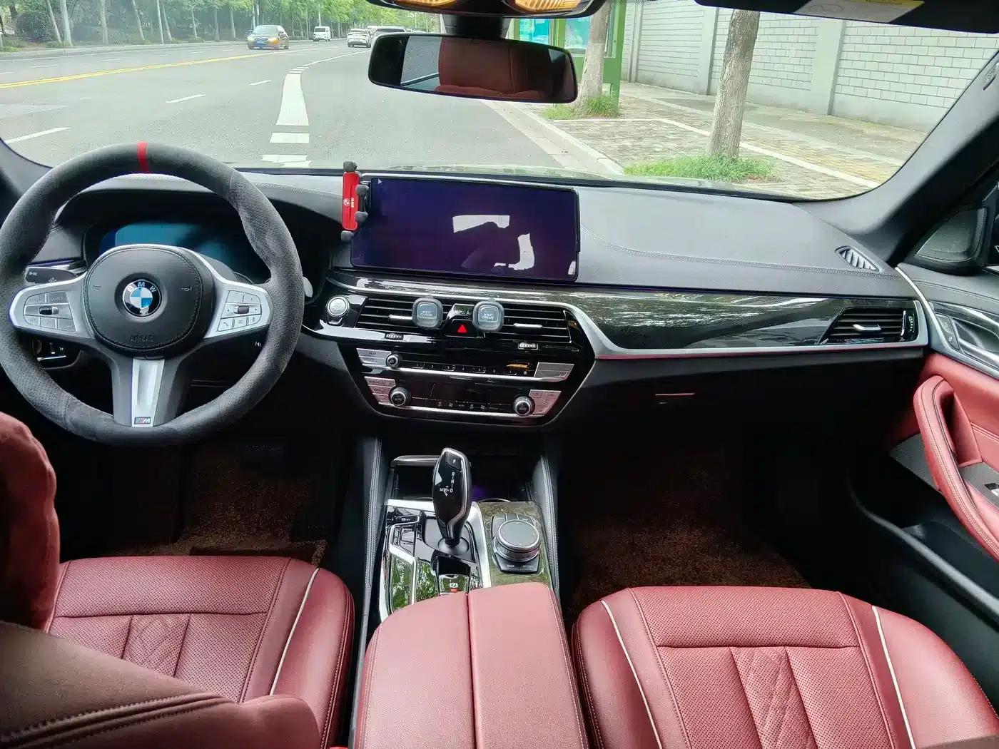 2022 BMW 5 Series 525Li M Sport Package — миниатюра 4