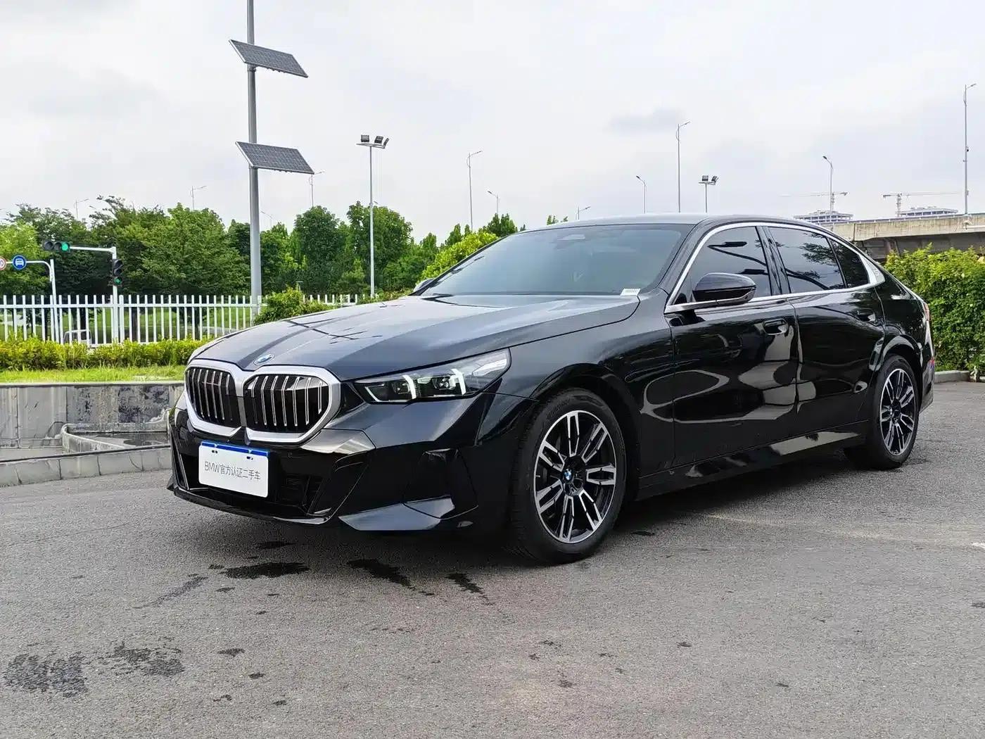 2026 BMW 5 Series 525Li M Sport Package — миниатюра 1