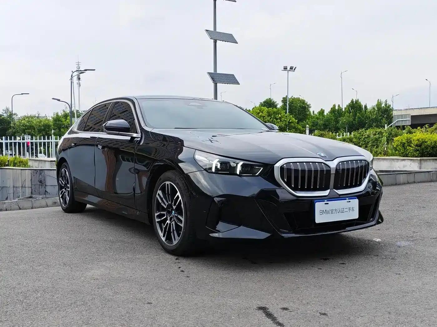 2026 BMW 5 Series 525Li M Sport Package — миниатюра 3