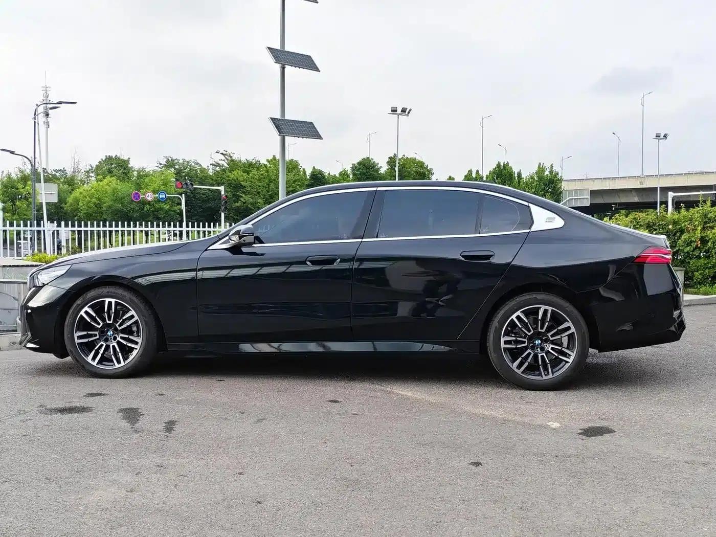 2026 BMW 5 Series 525Li M Sport Package — миниатюра 7