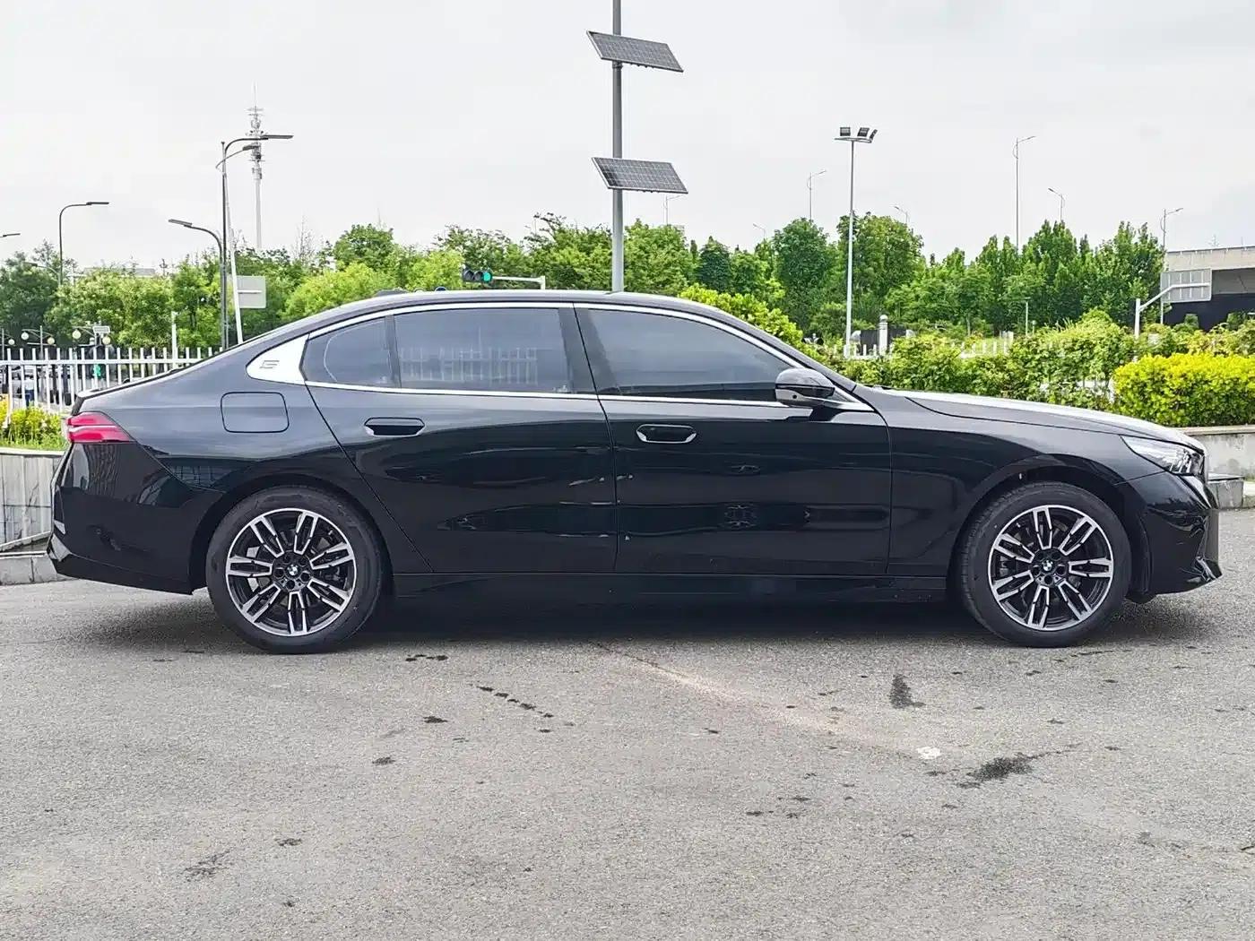 2026 BMW 5 Series 525Li M Sport Package — миниатюра 8