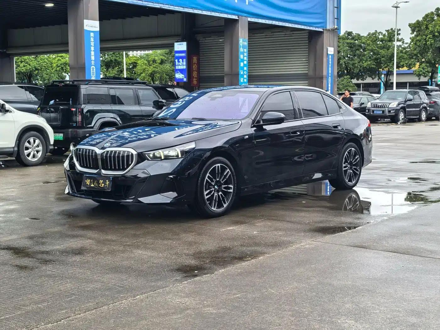 2025 BMW 5 Series 530Li Leading Edition M Sport Package — миниатюра 1