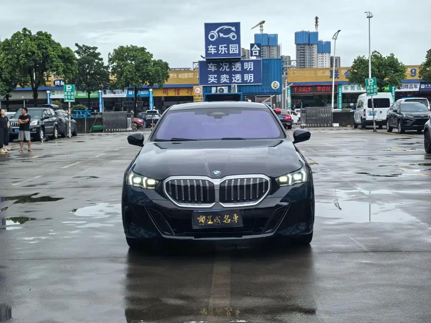 2025 BMW 5 Series 530Li Leading Edition M Sport Package — миниатюра 2