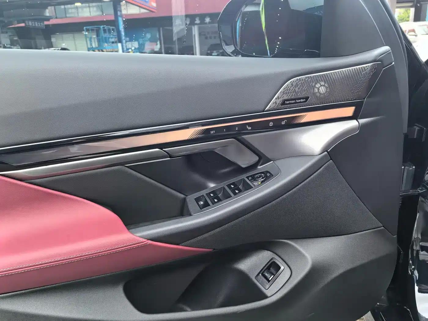 2025 BMW 5 Series 530Li Leading Edition M Sport Package — миниатюра 11