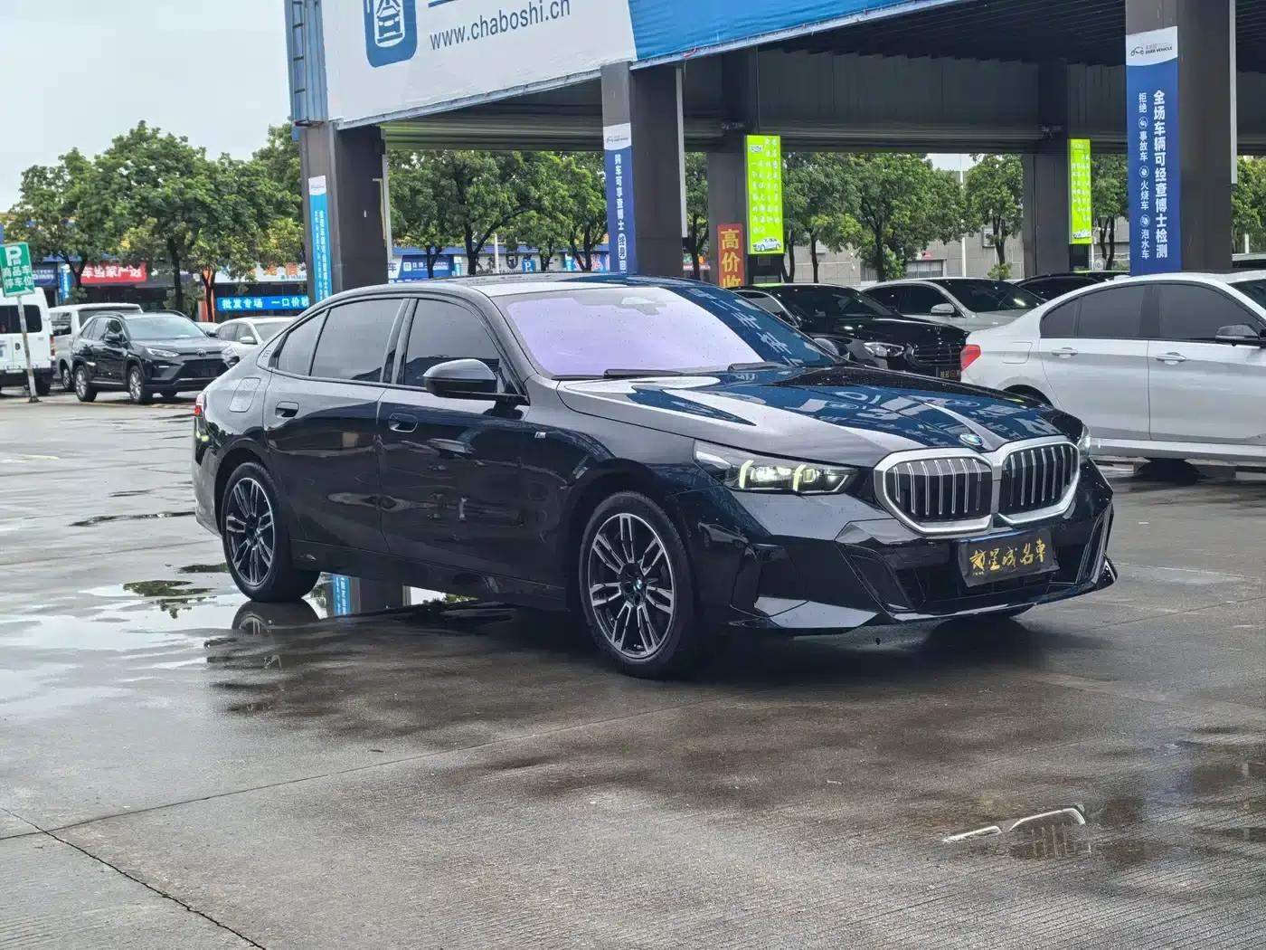 2025 BMW 5 Series 530Li Leading Edition M Sport Package — миниатюра 3