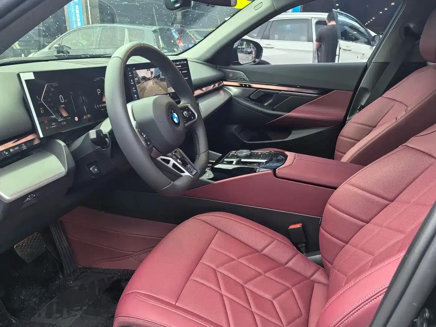 2025 BMW 5 Series 530Li Leading Edition M Sport Package — миниатюра 9