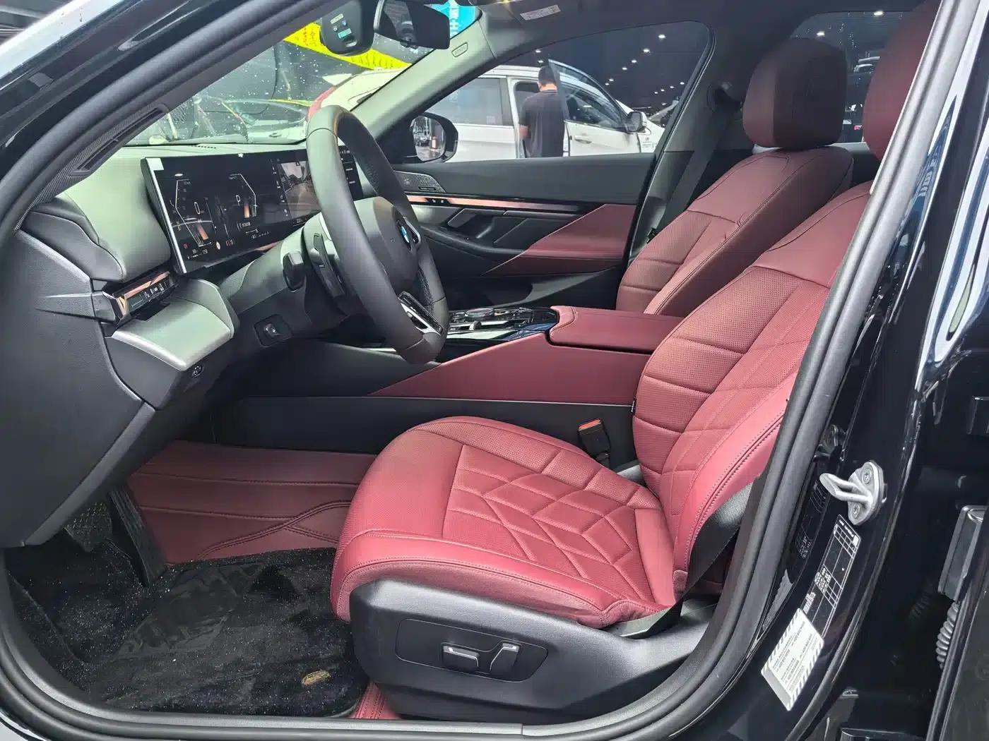 2025 BMW 5 Series 530Li Leading Edition M Sport Package — миниатюра 10