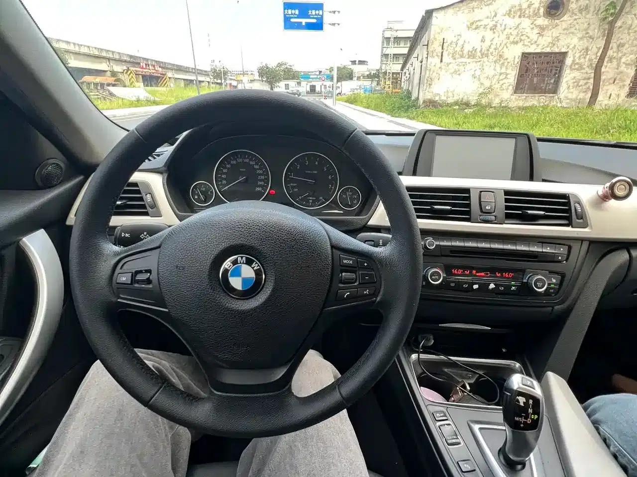 BMW 3 Series 2015 320i Fashion Edition — миниатюра 9