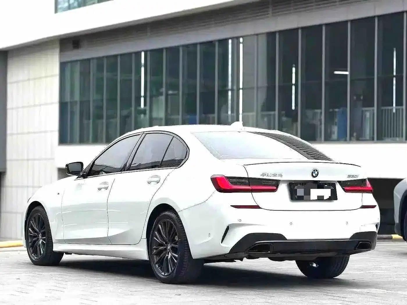 2022 BMW 3 Series 330i M Sport Shadow Edition — миниатюра 4