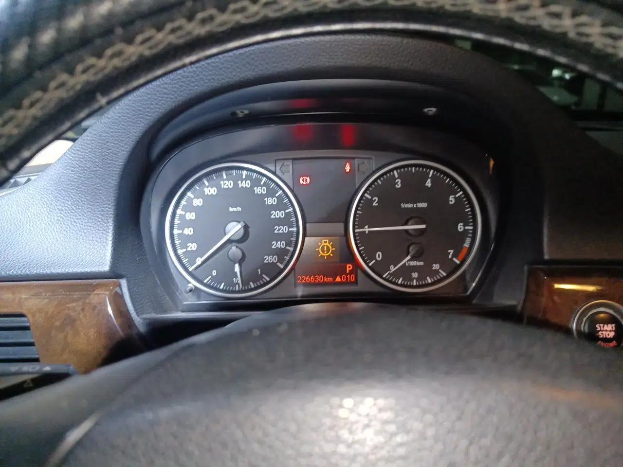 BMW 3 Series 2011 320i Sport Edition — миниатюра 11