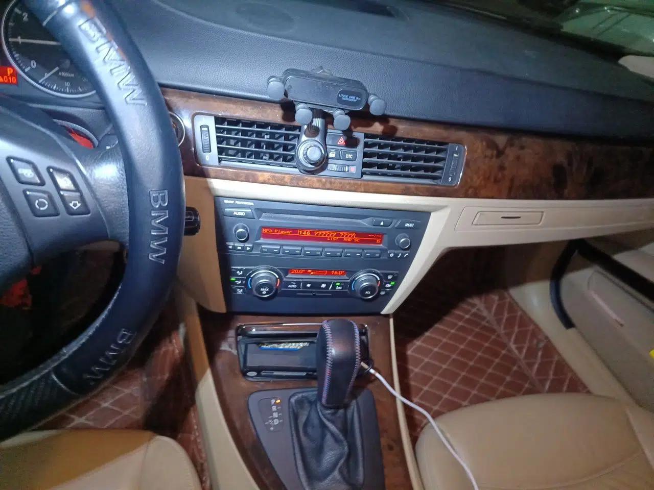 BMW 3 Series 2011 320i Sport Edition — миниатюра 13