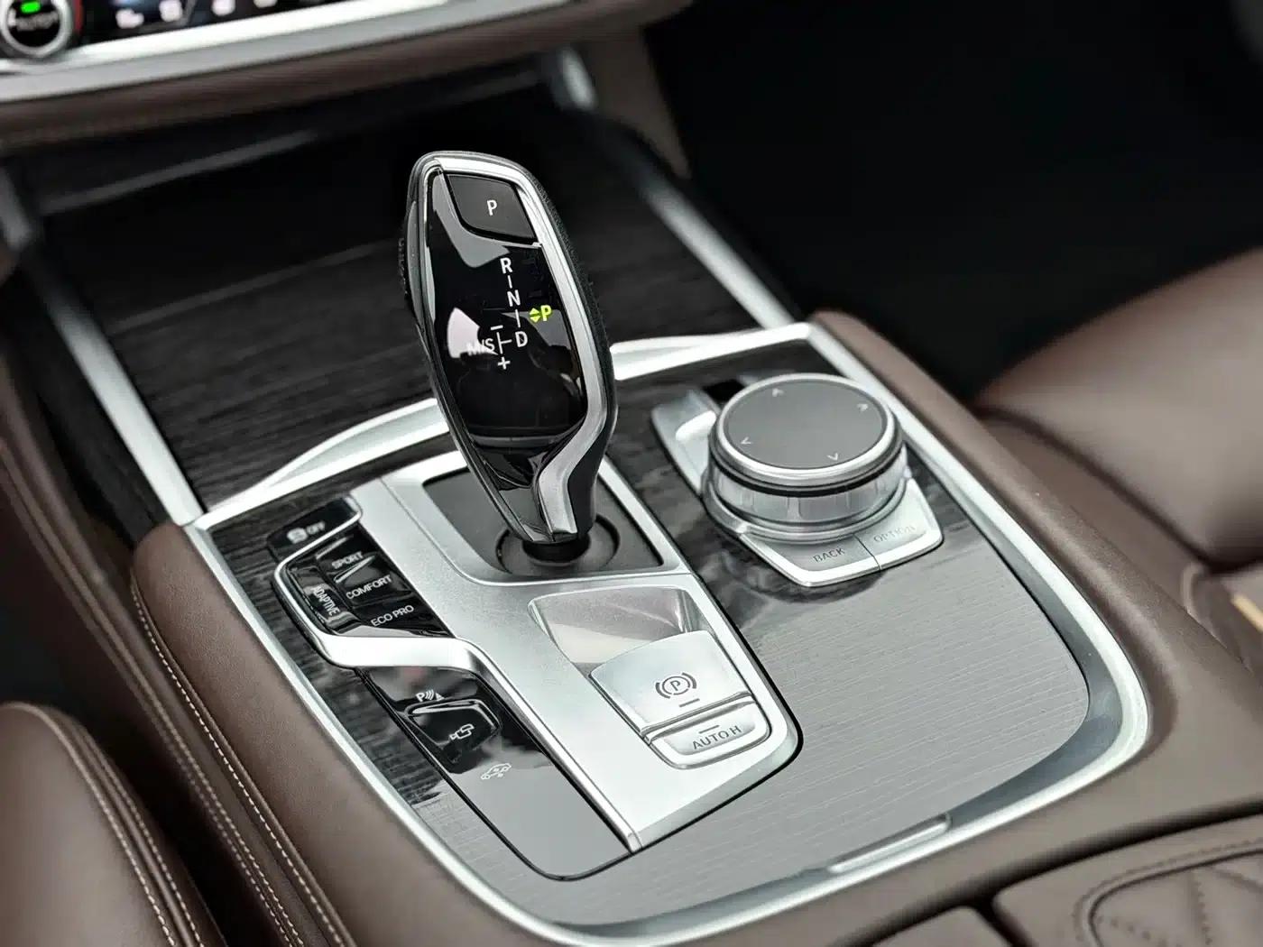 2019 BMW 7 Series 740Li Luxury M Sport Package — миниатюра 11