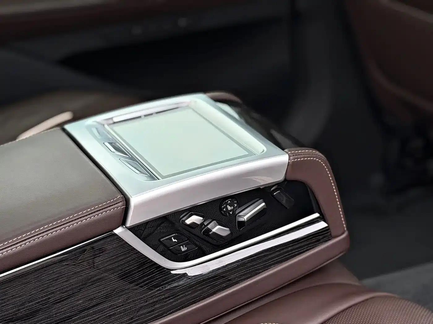 2019 BMW 7 Series 740Li Luxury M Sport Package — миниатюра 13