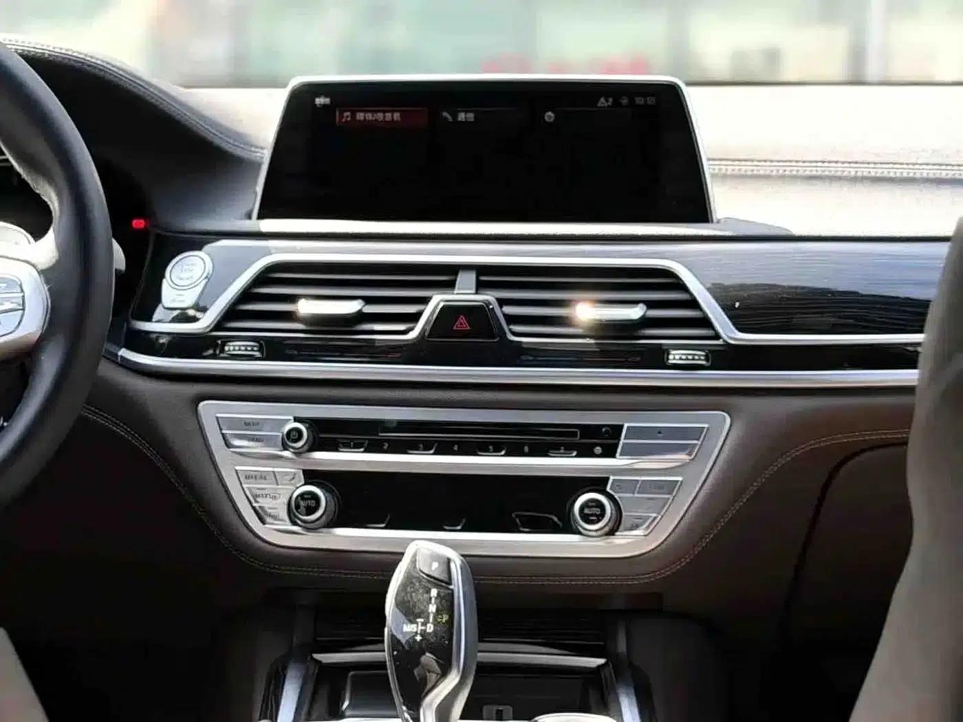 2018 BMW 7 Series 730Li Leading Edition M Sport Package — миниатюра 8