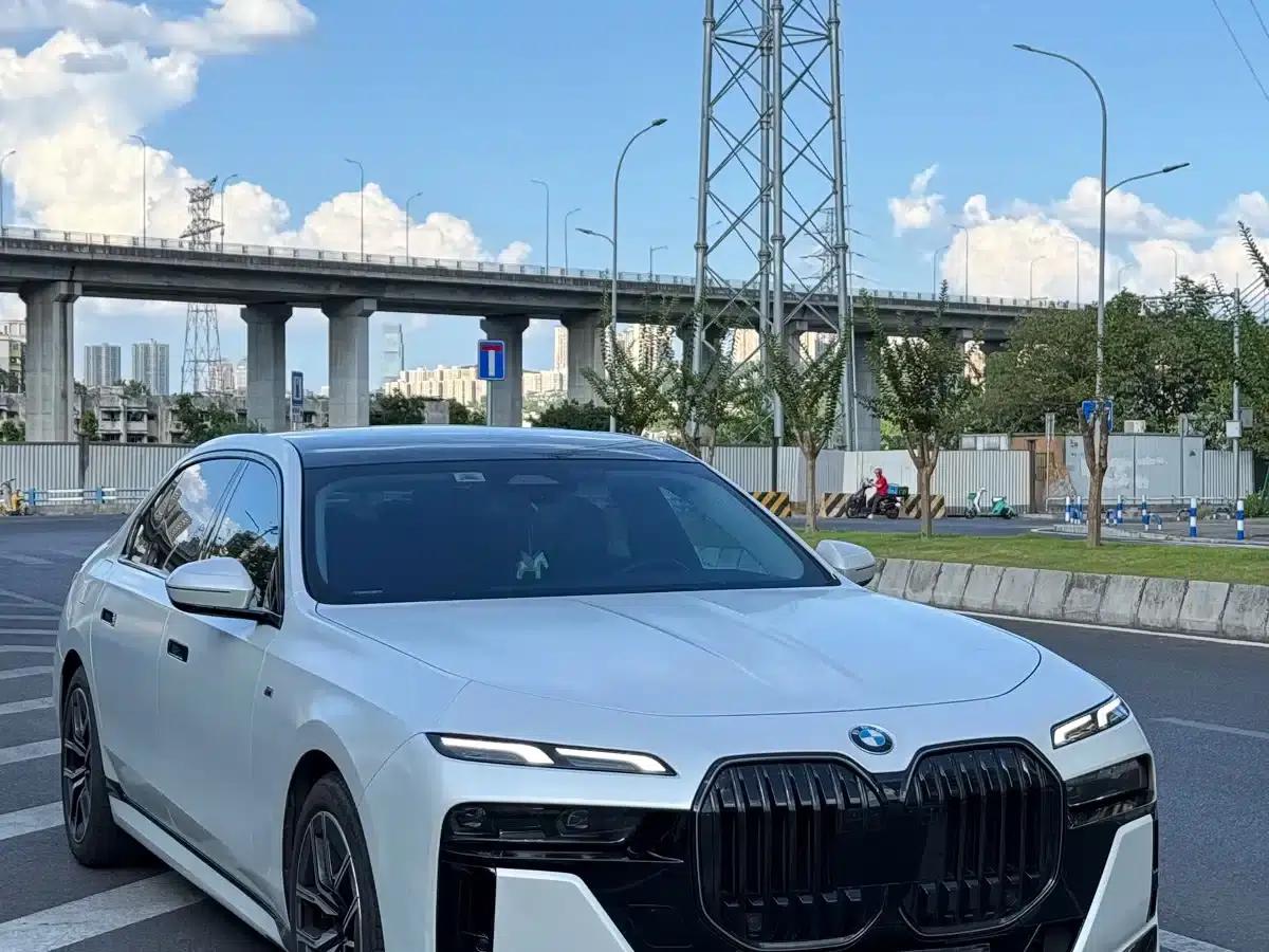 2023 BMW 7 Series 735Li M Sport Package — миниатюра 1