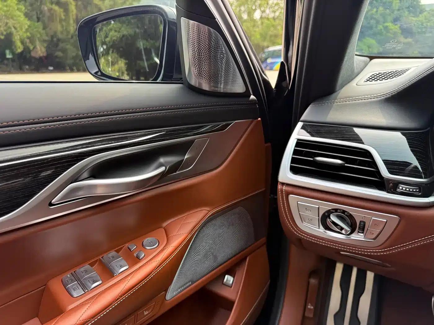 2019 BMW 7 Series M760Li xDrive V12 Sport Package — миниатюра 5