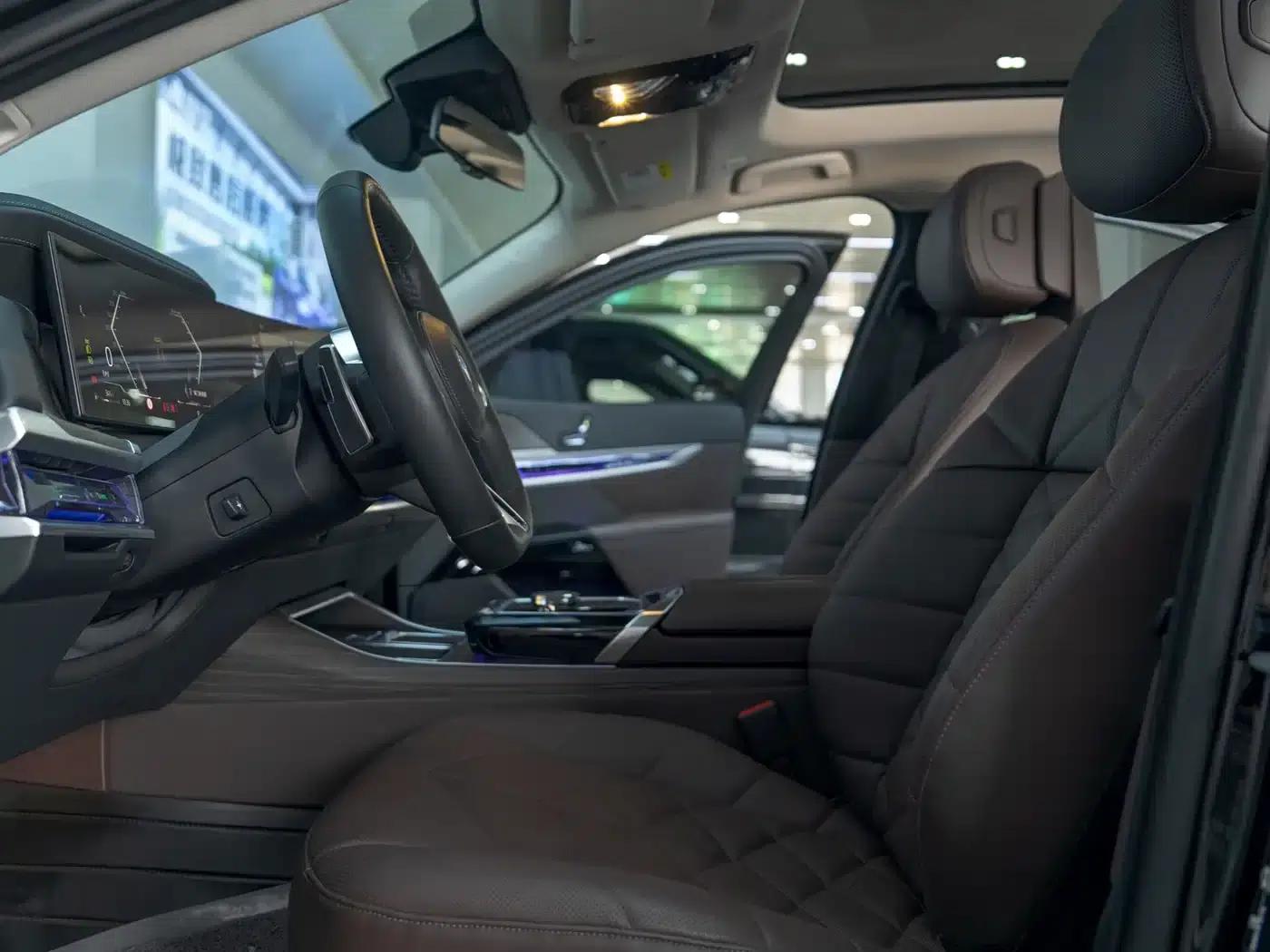 2023 BMW 7 Series 735Li M Sport Package — миниатюра 11