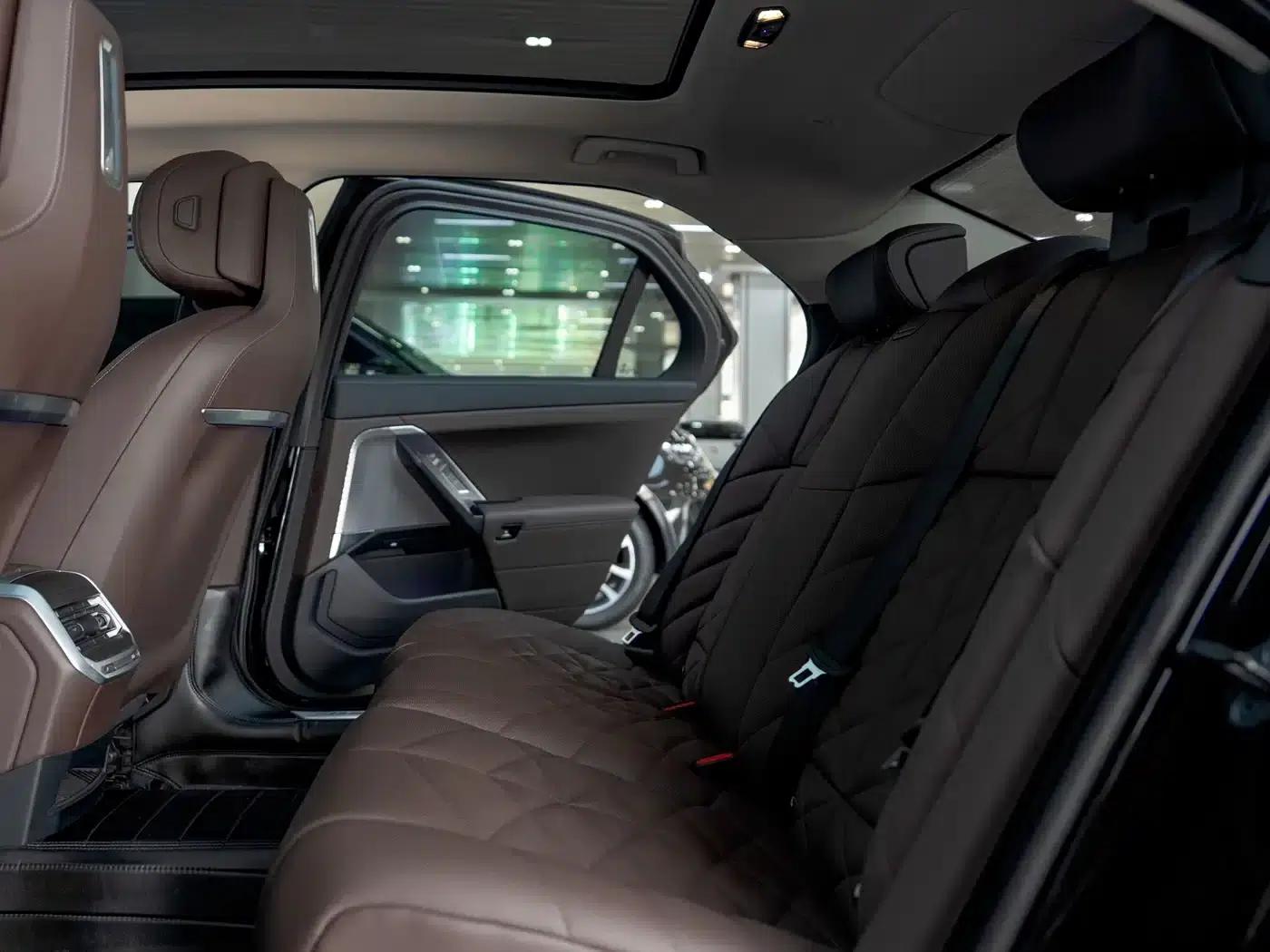 2023 BMW 7 Series 735Li M Sport Package — миниатюра 12