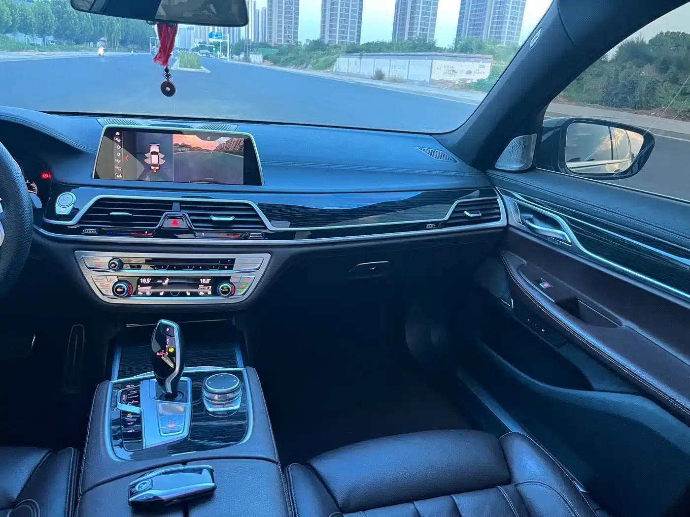 2018 BMW 7 Series 730Li Leading Edition M Sport Package — миниатюра 10