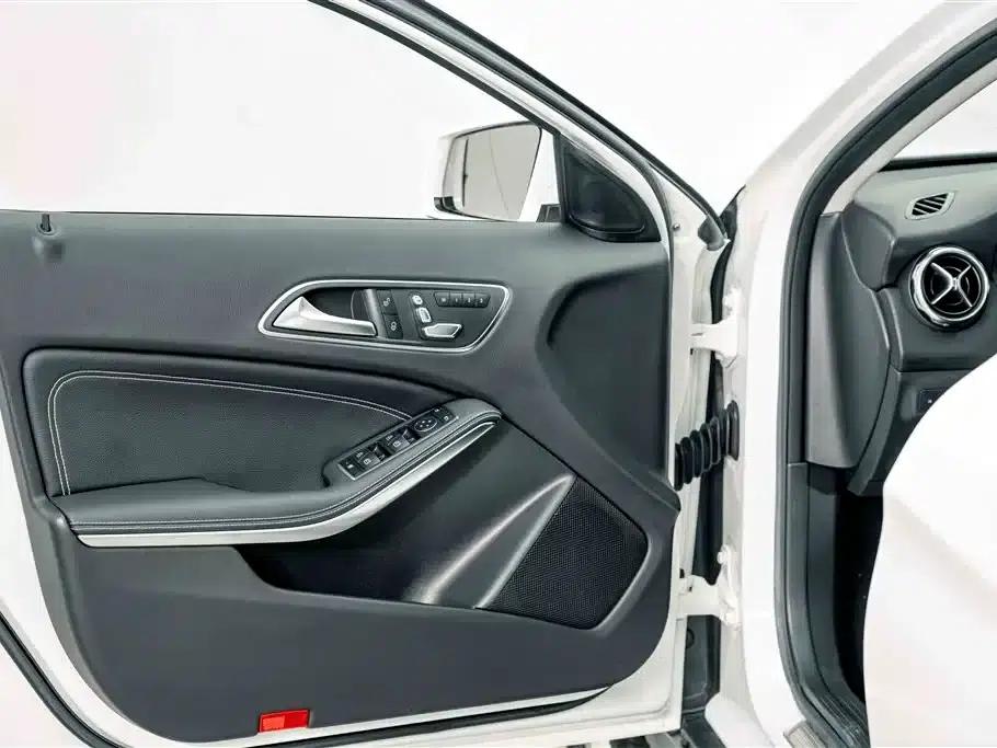 2017 Mercedes-Benz GLA 200 Dynamic — миниатюра 18