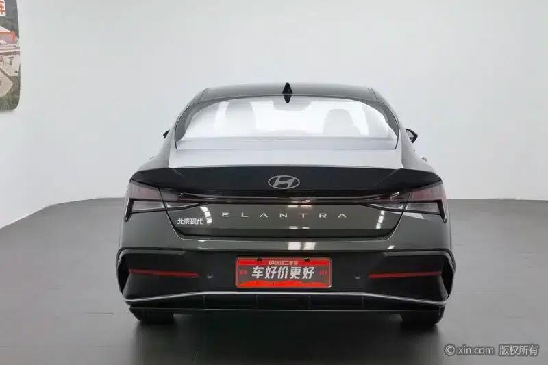 Hyundai Elantra 2023 1.5L CVT LUX Premium Edition — миниатюра 3