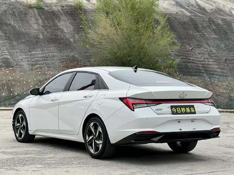 Hyundai Elantra 2021 1.5L CVT LUX Premium Edition — миниатюра 4