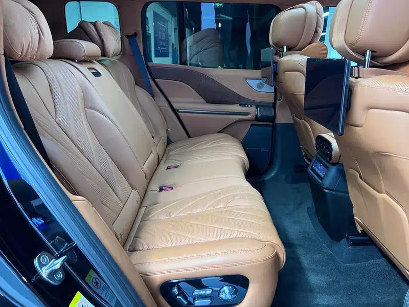 Looking up at the 2023 U8 Luxury Edition — миниатюра 14